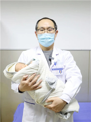 成都邓天财医生抱着宝宝